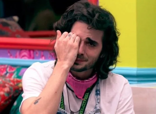 Fiuk chorando