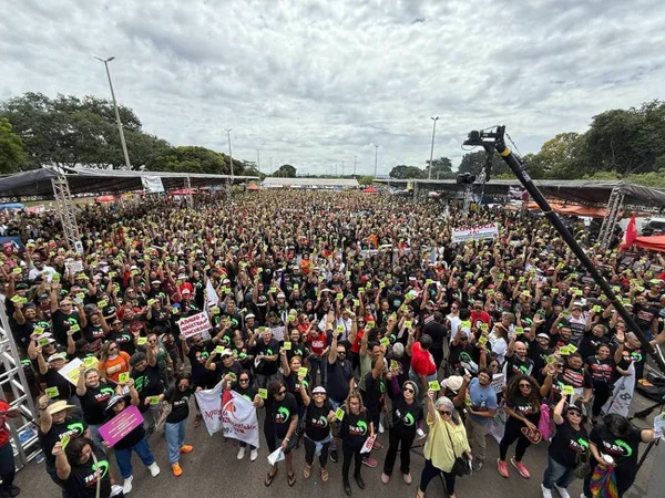 DF: em assembleia, professores da rede pública aprovam estado de greve