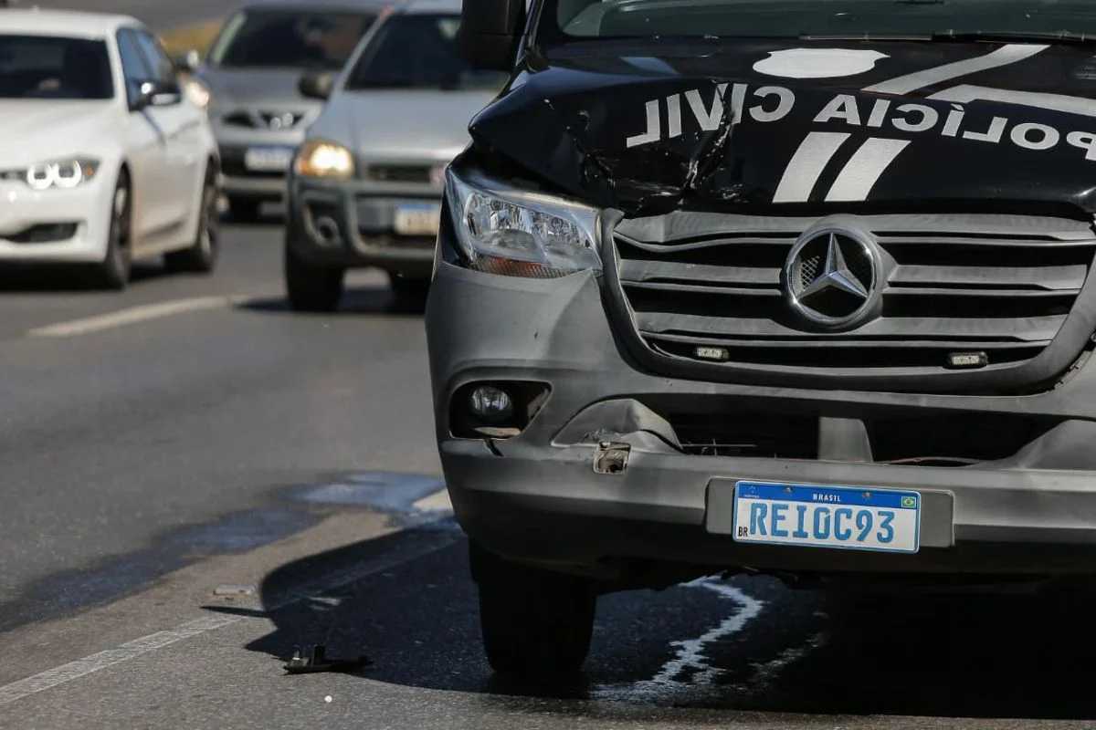Viatura da Divisão de Controle e Custódia de Presos (DCCP) se envolve em acidente durante transporte de detentos, na EPTG.
Viatura da Divisão de Controle e Custódia de Presos (DCCP) se envolve em acidente durante transporte de detentos, na EPTG.