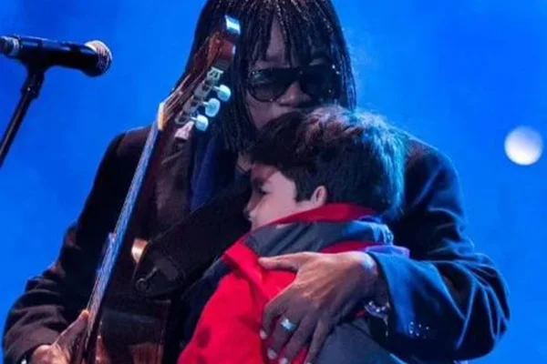 Foto colorida de Milton Nascimento e seu sobrinho, Daniel - Metrópoles