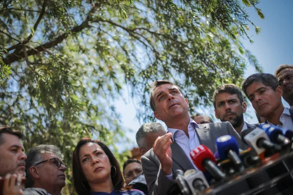Flávio Bolsonaro fala com a imprensa