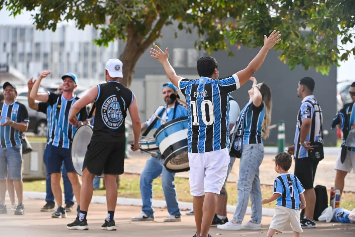 Torcedores de Cruzeiro e Grêmio chegam animados para jogão no DF - imagem 12 Torcedores de Cruzeiro e Grêmio chegam animados para jogão no DF - imagem 12
