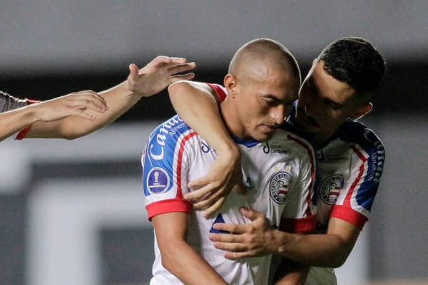 Foto colorida do lateral Nino Paraíba, em disputa de jogo pelo Bahia