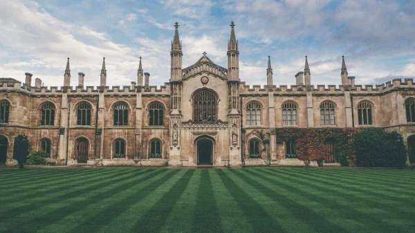 Aluna de escola pública faz vaquinha para ir para Cambridge