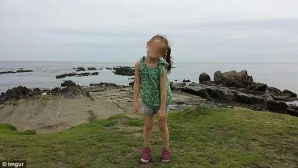 Casal tira foto de filha e detalhe atrás da criança chama atenção