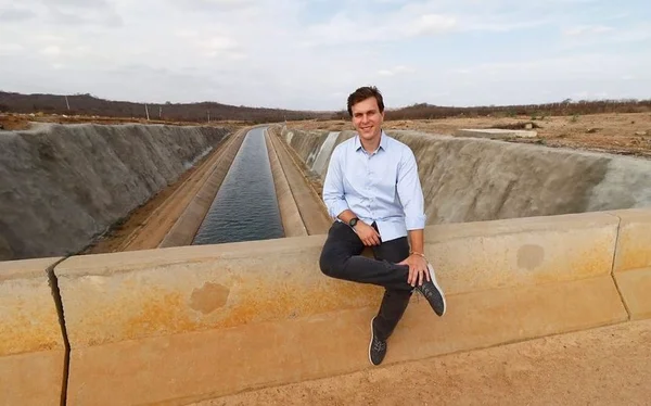 Filho de líder do governo ignora Bolsonaro ao falar de obra do governo