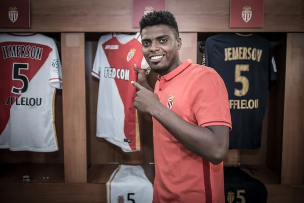 Sem jogar há nove meses, Jemerson encaminha acordo com o Corinthians