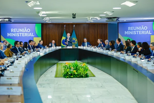 Lula oficializa exoneração de ministros que vão disputar eleições