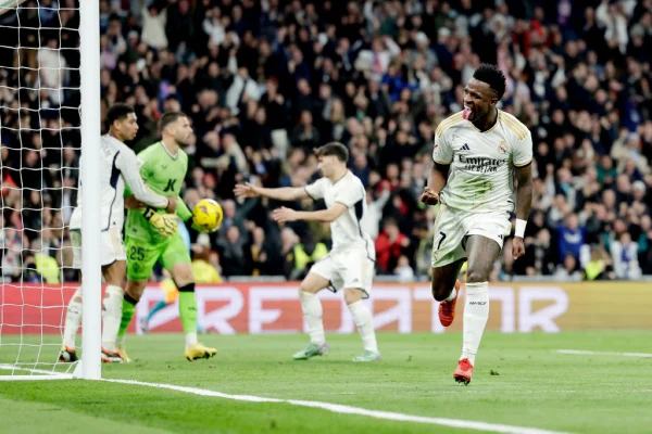 Com gol de ombro de Vini Jr, Real vence lanterna e lidera o Espanhol