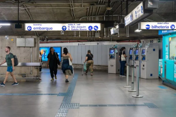Após assembleia da categoria, metroviários adiam decisão sobre greve