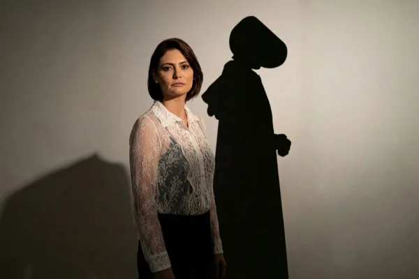 Michelle Bolsonaro com silhueta de aia - Metrópoles