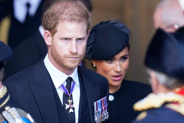 Realeza deixa Harry usar traje militar no funeral da rainha, diz site