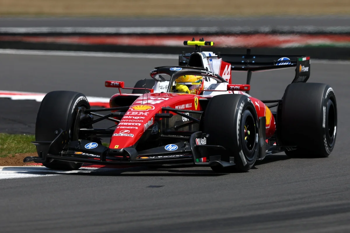 Lewis Hamilton Domina Treino Livre no GP da Grã-Bretanha de F1 em Silverstone; Gabriel Bortoleto Fica em 12º Enquanto Classificação para Sprint Agita a Sexta