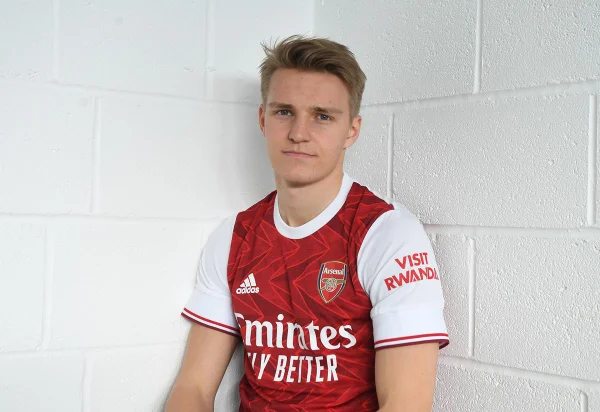 Martin Odegaard com a camisa do Arsenal