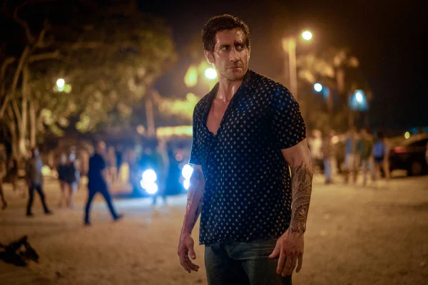 Homem forte com a blusa aberta em uma praia - Metrópoles
