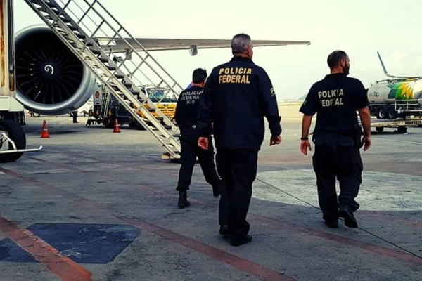 Imagem colorida mostra agentes da Polícia Federal (PF) em operação contra grupo que agia em aeroportos - Metrópoles