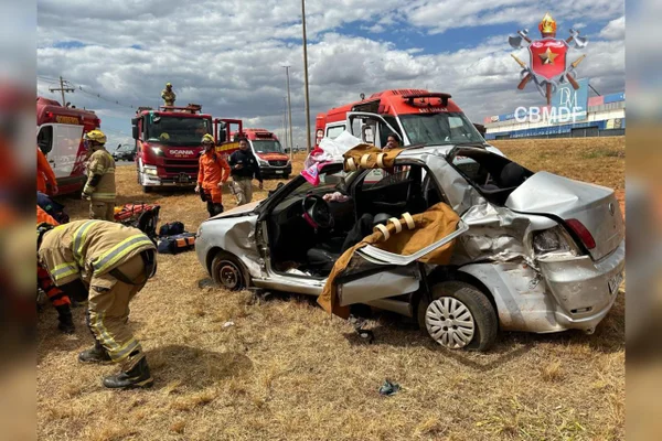Bebê fica gravemente ferida após batida entre carro e caminhão na 070