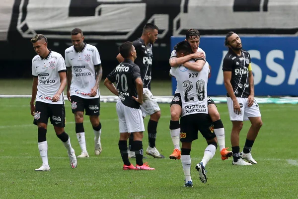Corinthians vira sobre a Ponte Preta e vence a primeira no Paulistão