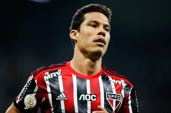 Hernanes tem lesão muscular grave e vira desfalque no São Paulo