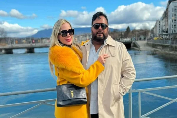 Casal à margem de um rio - Metrópoles