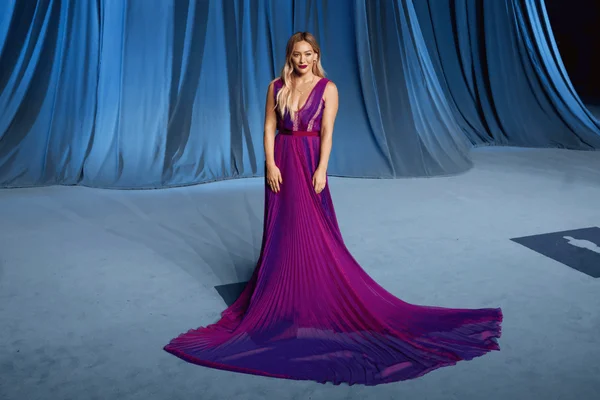foto com cor. vestido roxo - metrópoles