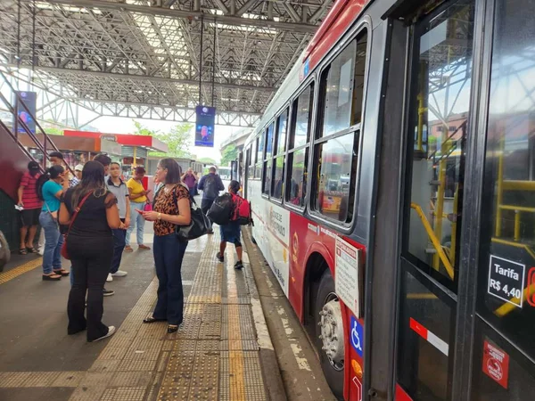 foto colorida de Movimento de passageiros no Terminal João Dias, fechado durante protesto; pelo menos 7 terminais foram afetados pelos atos - Metrópoles
