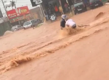 Casal arrastado por enxurrada