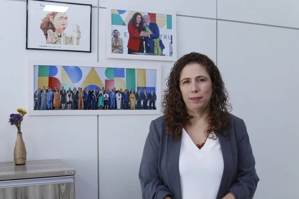 Imagem colorida da ministra da GESTÃO Institucional MGI