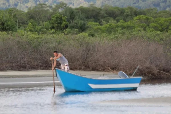 mar pescador acidente barco litoral sul sp