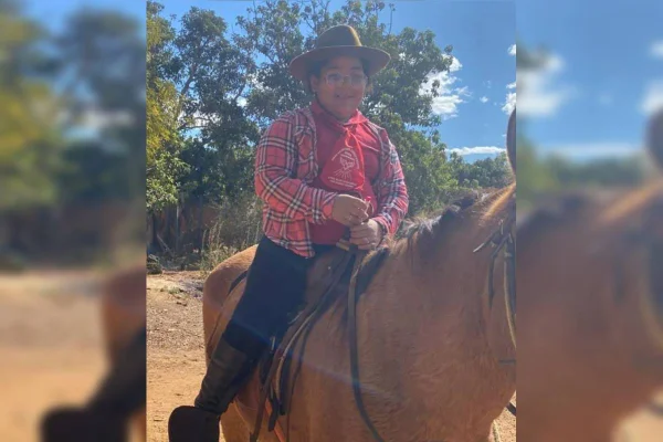 Foto colorida de menina em cavalo tirada pela mãe antes da filha morrer