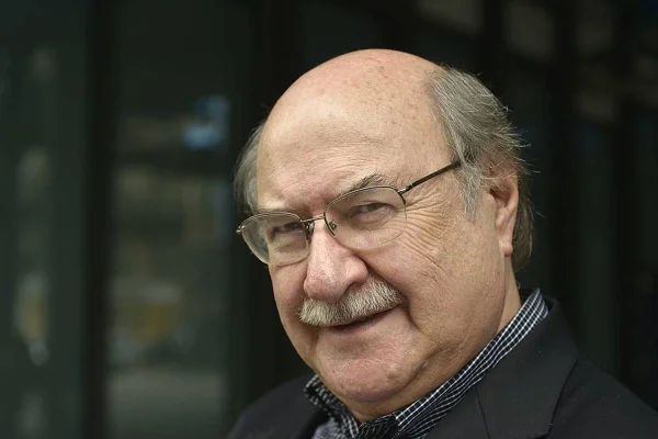 foto colorida de homem de meia idade careca de oculos - metrópoles
