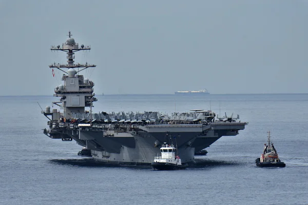 iMAGEM COLORIDA, Vista do porta-aviões USS Gerald R. Ford- mETRÓPOLES