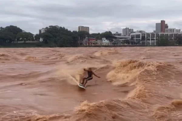 Imagem colorida de surfista em fazendo manobras em rio - Metrópoles