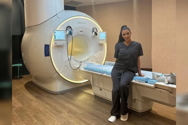 Foto mostra a influencer Kim Kardashian antes de realizar o exame de ressonância de corpo inteiro