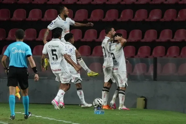 Jogadores do Operário em campo durante partida.