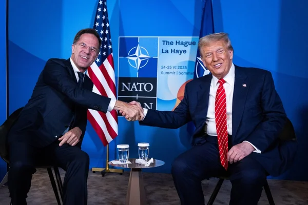 Imagem colorida mostra Donald Trump e o chefe da OTAN - Metrópoles