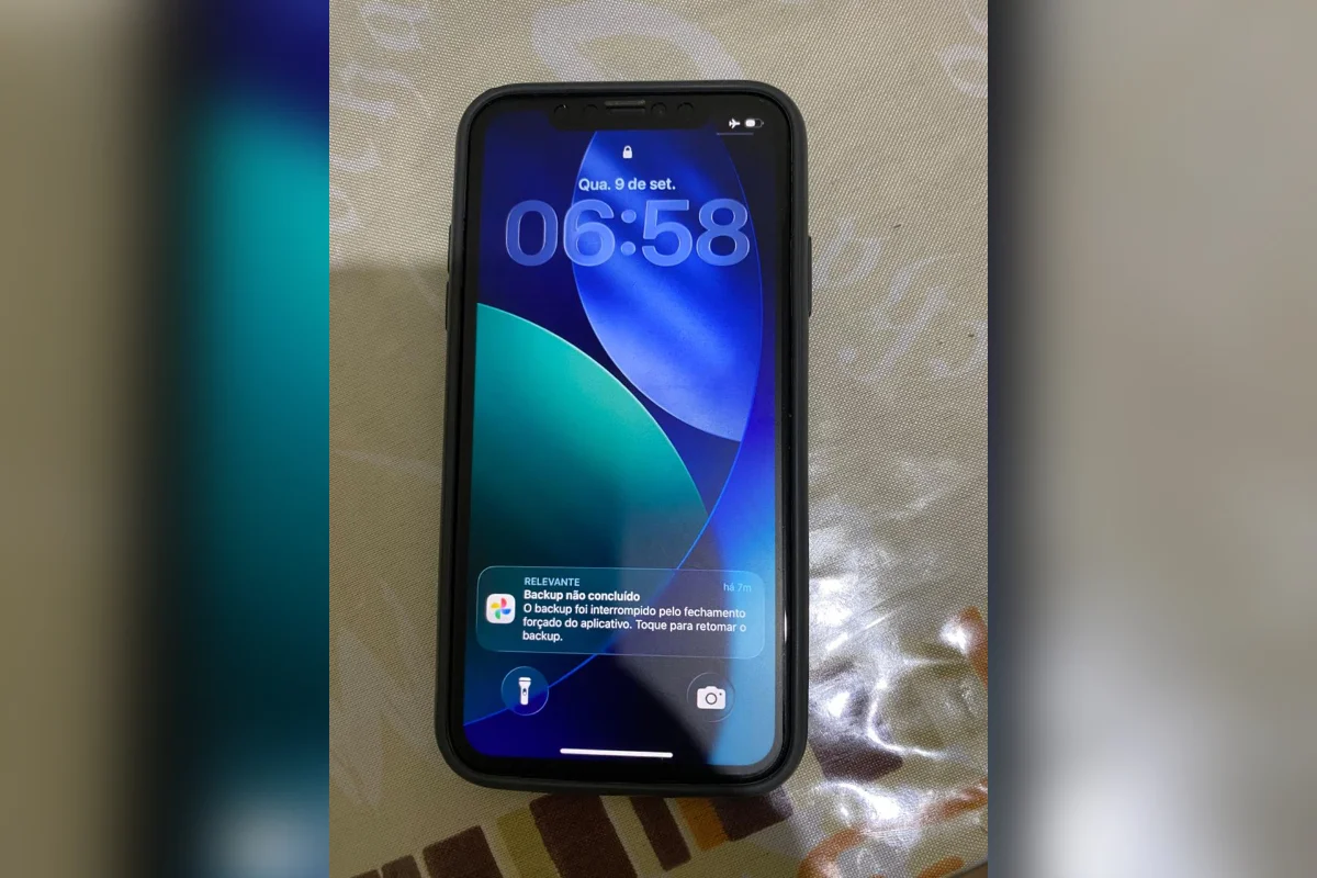 Um celular e um computador foram apreendidos durante a ação Um celular e um computador foram apreendidos durante a ação
