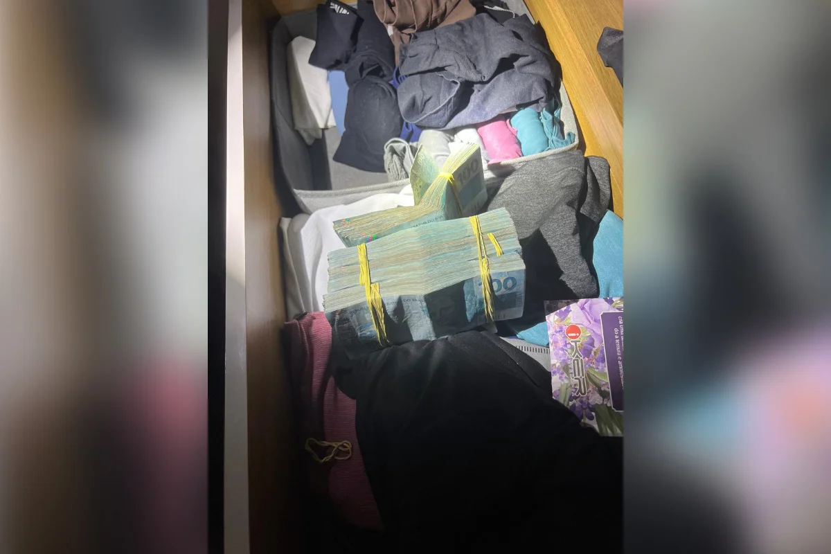 Pilhas de dinheiro foram encontradas durante buscas em Tomás Coelho Pilhas de dinheiro foram encontradas durante buscas em Tomás Coelho
