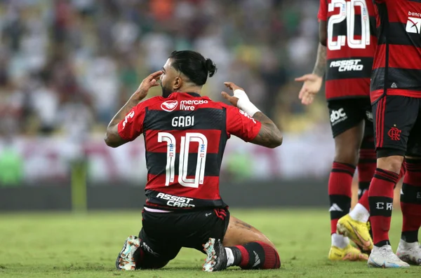 Gabigol pode sofrer punição por pisão em Ganso na Copa do Brasil