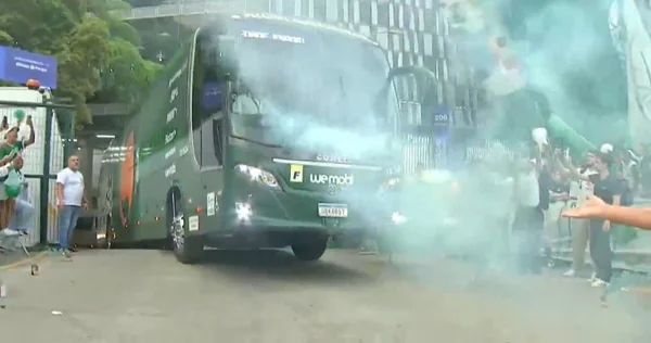 Torcedores do Palmeiras apoiam time no último treino antes de decisão