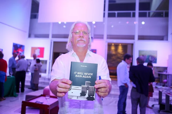 Nicolas Behr lança primeiro livro com tradução para inglês em coquetel