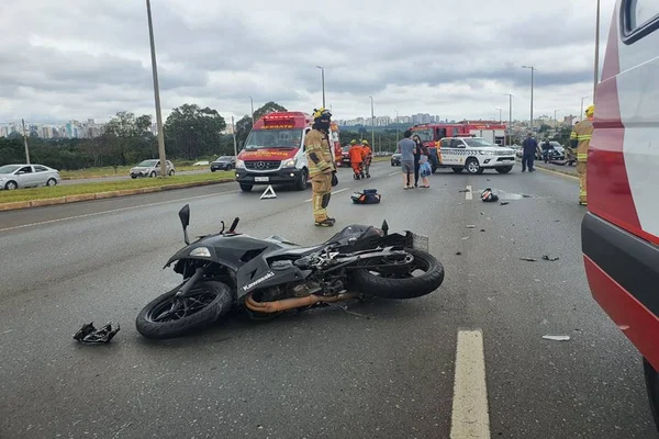 Motociclista fratura a perna após acidente com cinco veículos na EPTG