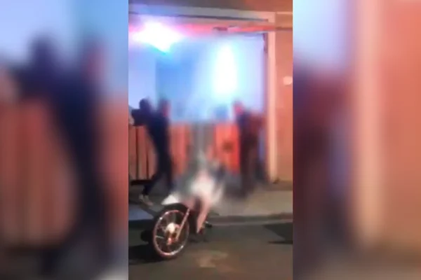 Imagem colorida de um policial conversando com motoboys - Metrópoles