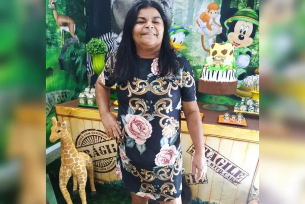 Imagem colorida de uma mulher com pele parda e cabelos pretos - Metrópoles