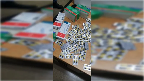 remédios e caixas em cima de uma mesa - Metrópoles