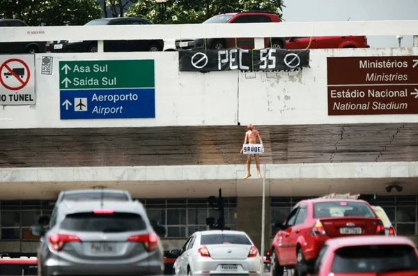Protesto contra a PEC 55 assusta motoristas e para trânsito no DF