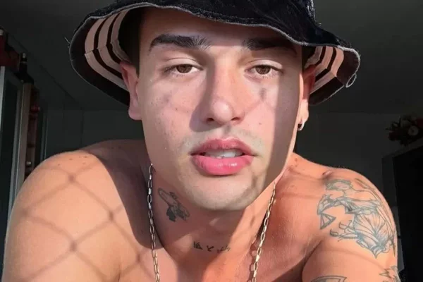 Foto colorida do influencer Aryan Almeida - Metrópoles