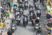 Sem máscara, o presidente Jair Bolsonaro participa do passeio de moto no Rio de Janeiro