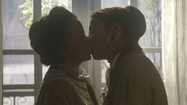 Clemência (Dani Barros) e Vitória (Maria Clara Gueiros) em Nos Tempos do Imperador
