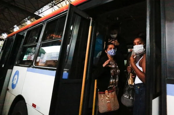 Terminal de transporte coletivo lotado de passageiros em Goiânia